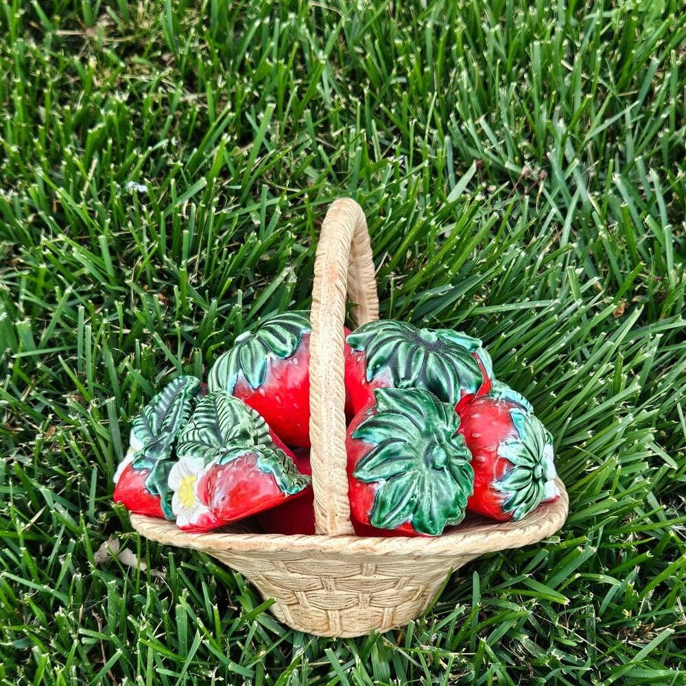 vintage cottagecore coquette ceramic strawberry basket - Picture 2 of 6